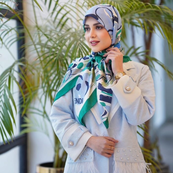 روسری ابریشم ژاکارد طرح فندی نقاشی سورمه‌ای کاریان سر مدل