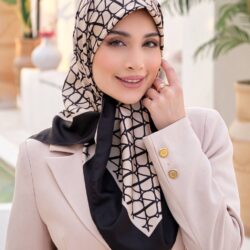 روسری کجراه ابریشم طرح Valentino کرم کاریان سرمدل از جلو