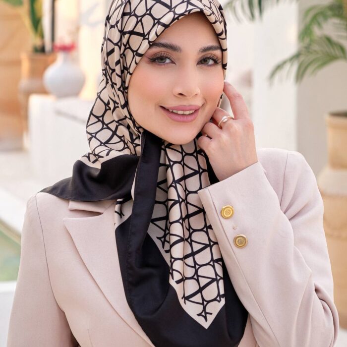 روسری کجراه ابریشم طرح Valentino کرم کاریان سرمدل از جلو