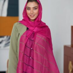 شال ویسکوز میله‌ای لمه سرخابی کاریان روی سر مدل