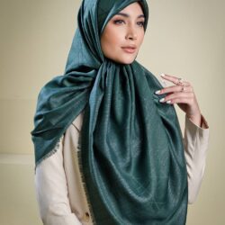 روسری کشمیر قواره بزرگ Dior سبز سر مدل کاریان