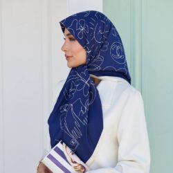 روسری ابریشم دور دستدوز طرح شانل سرمه‌ای سر مدل