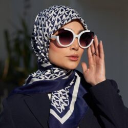 روسری ابریشم دور دستدوز طرح مایکل کورس سرمه‌ای سر مدل