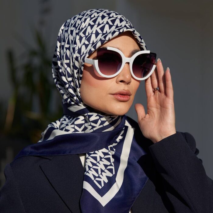 روسری ابریشم دور دستدوز طرح مایکل کورس سرمه‌ای سر مدل